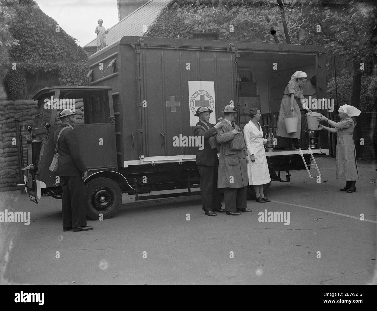 Une unité mobile d'ambulance au couvent de Kensington à Londres. Les membres des parties du brancard et les auxiliaires infirmiers peuvent être vus autour de l'ambulance . 1939 Banque D'Images