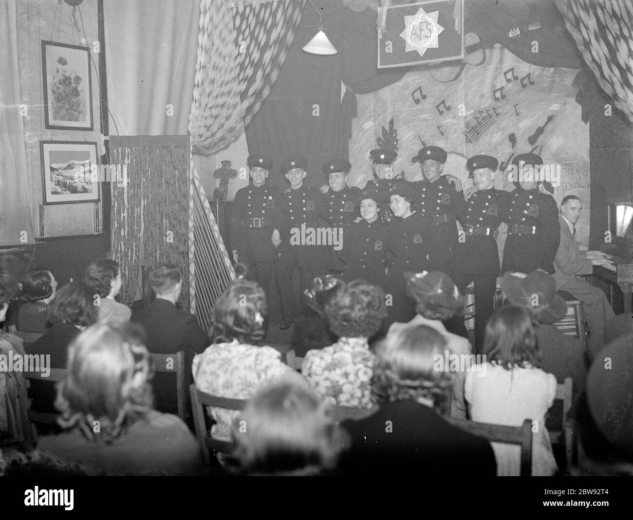 Un concert du Service d'incendie auxiliaire à Dartford . Kent . Le chœur de la grande finale . 1939 Banque D'Images