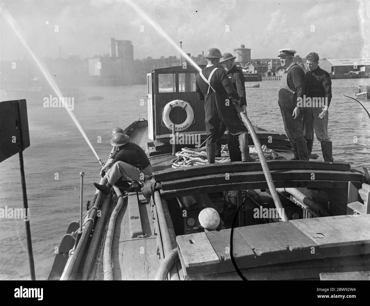 Erith formation du Service auxiliaire des incendies avec une barge de feu sur la Tamise . 1939 Banque D'Images