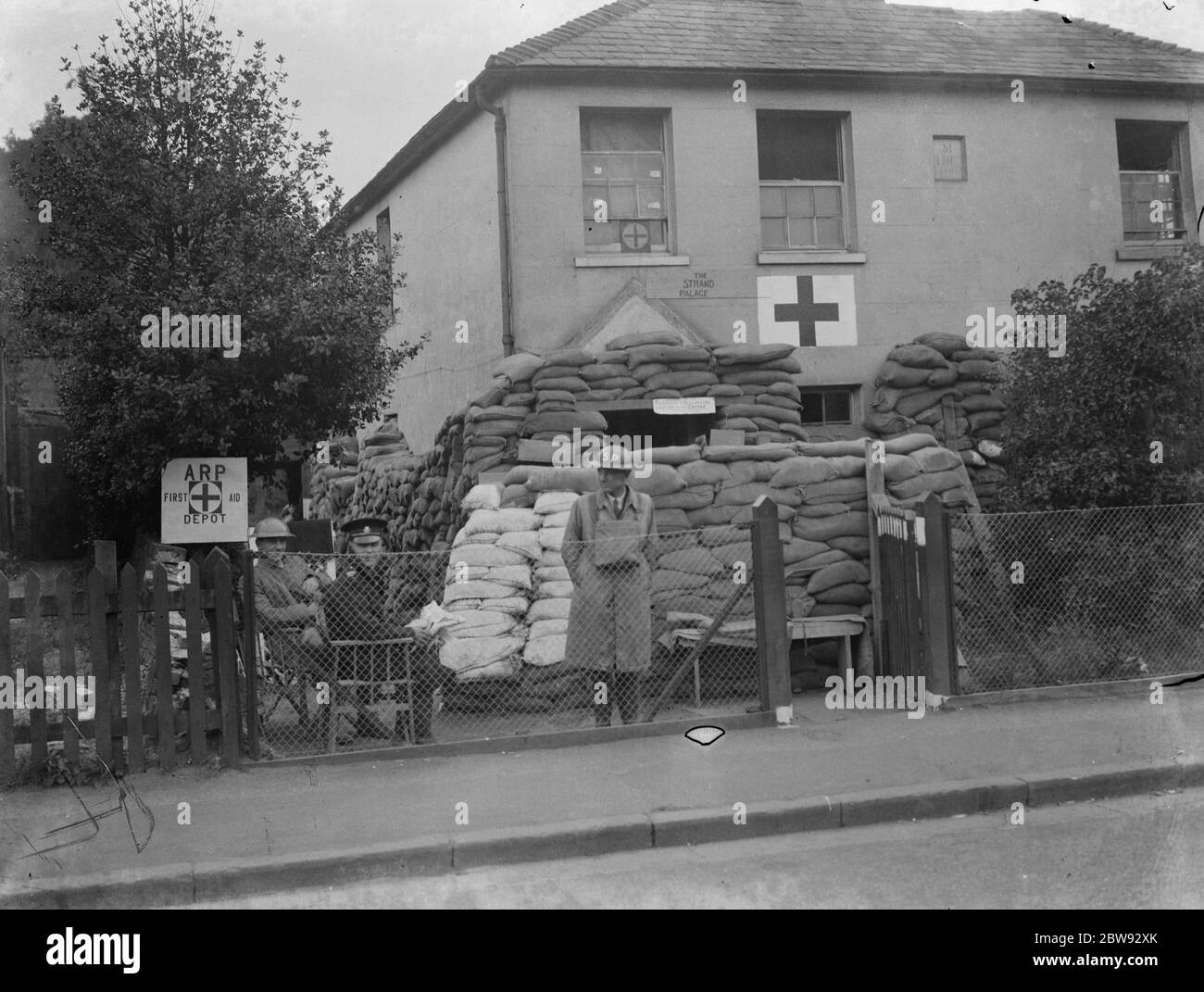 Un poste de premiers soins de sécurité en RAID aérien à Sidcup , Kent . Le bâtiment a été fortifié de sacs de sable pour renforcer ses défenses contre les attaques à la bombe . 1939 Banque D'Images