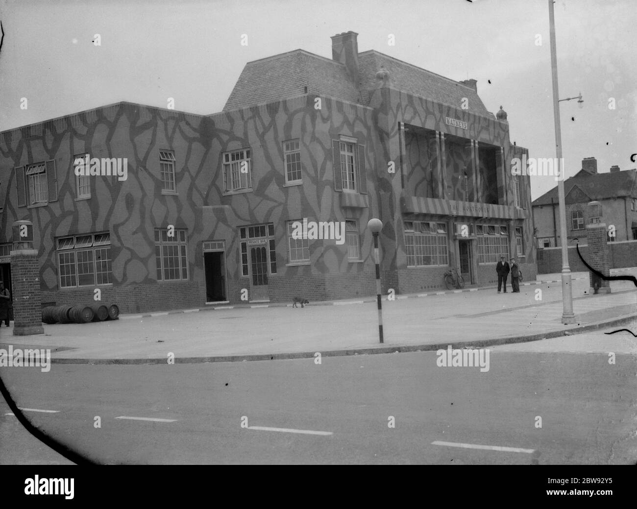 Le Northover , une maison publique à Downham, près de Londres, à camouflage. 1939 Banque D'Images