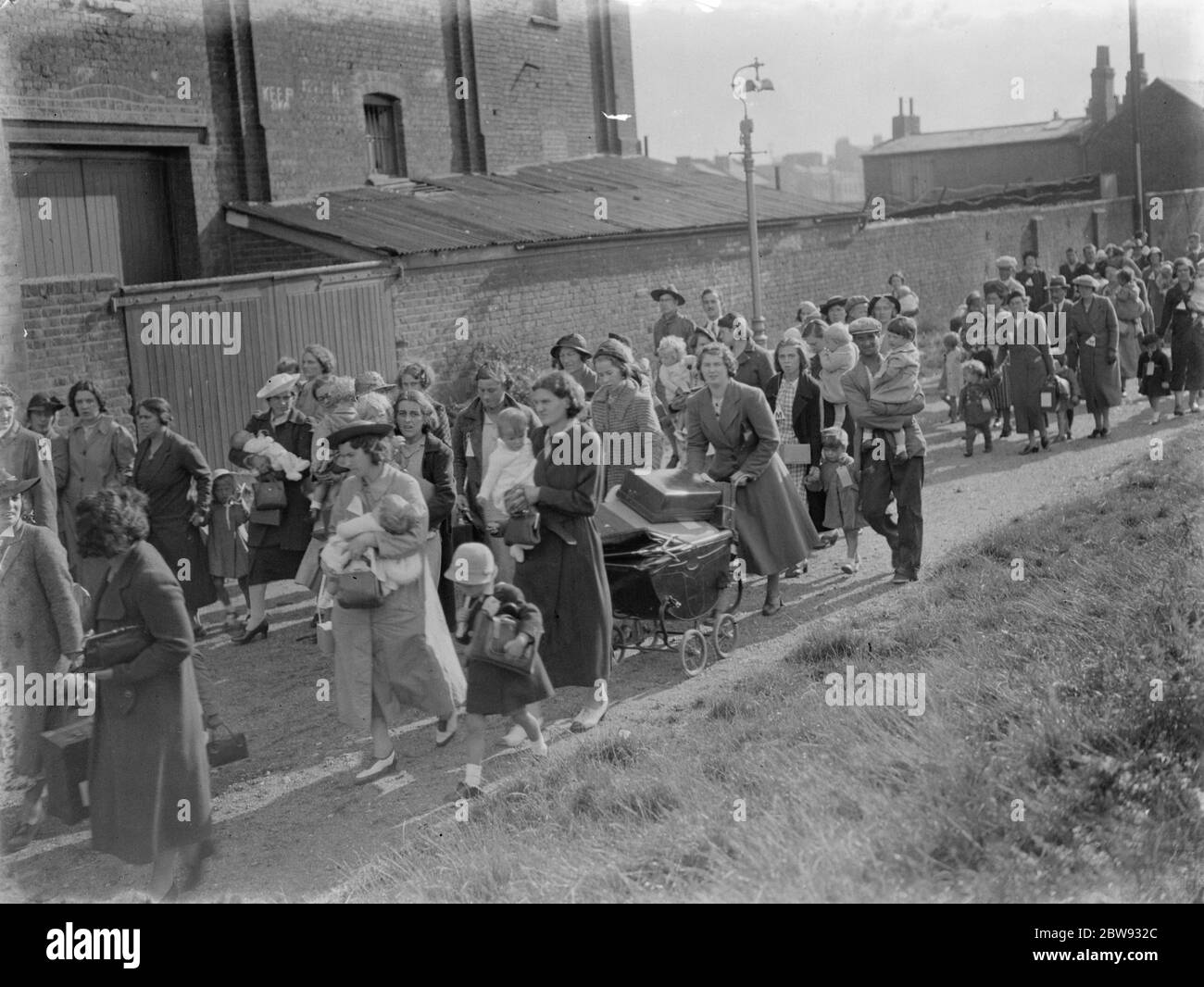 En réponse aux dangers de la guerre, le gouvernement britannique a lancé un programme pour évacuer les enfants des grands centres urbains vers des logements privés dans des zones plus rurales. La photo montre les mères et les enfants pendant les procédures d'évacuation à Gravesend , Kent . 1939 Banque D'Images