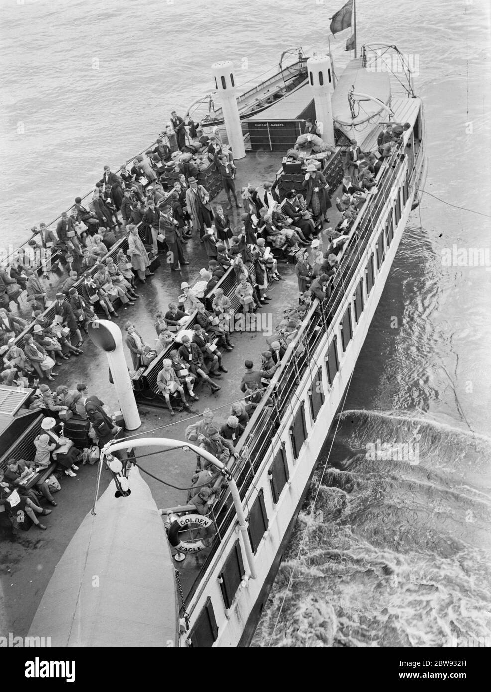 En réponse aux dangers de la guerre, le gouvernement britannique a lancé un programme pour évacuer les enfants des grands centres urbains vers des logements privés dans des zones plus rurales. La photo montre l'évacuation par bateau sur la Tamise à Gravesend , Kent . 1939 Banque D'Images
