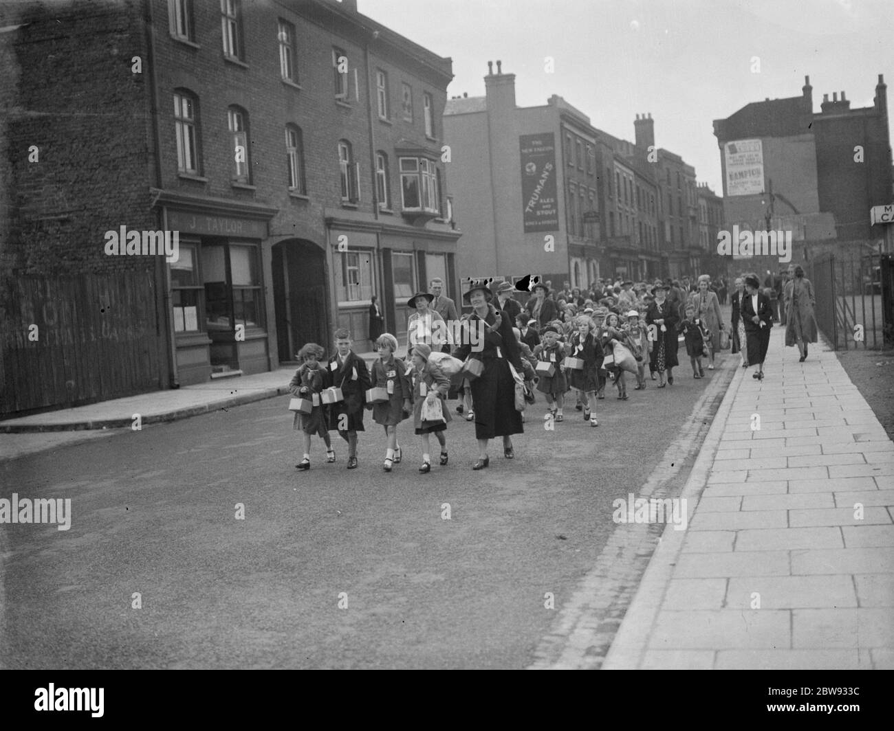 En réponse aux dangers de la guerre, le gouvernement britannique a lancé un programme pour évacuer les enfants des grands centres urbains vers des logements privés dans des zones plus rurales. La photo montre les mères et les enfants pendant les procédures d'évacuation à Gravesend , Kent . 1939 Banque D'Images