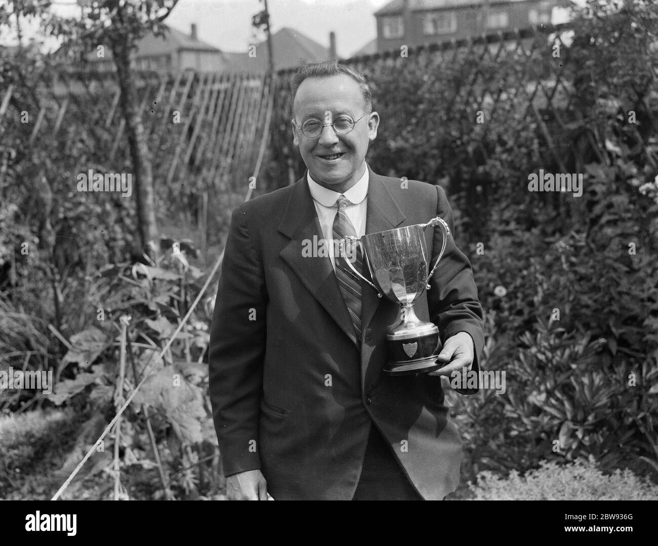 A W Costley , le secrétaire de la Crayford Horticultural Society , posant avec son trophée . 1939 Banque D'Images