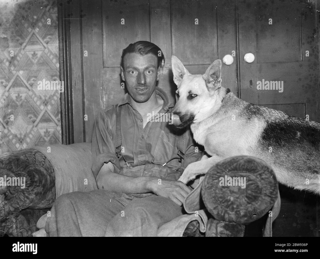 M. D R Henderson et son chien à Charlton , Londres . 1939 Banque D'Images