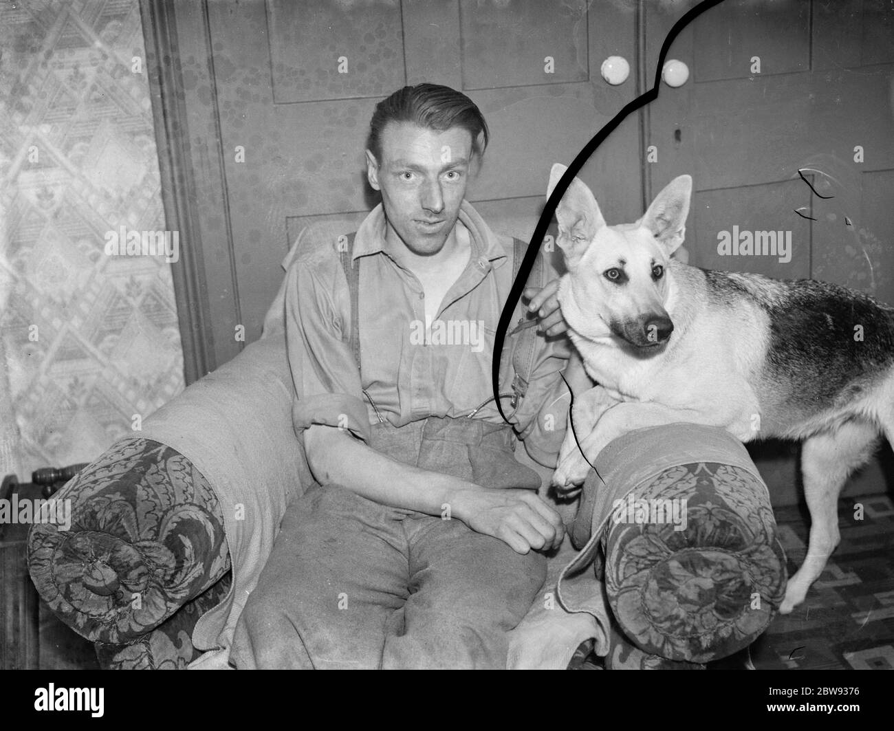 M. D R Henderson et son chien à Charlton , Londres . 1939 Banque D'Images