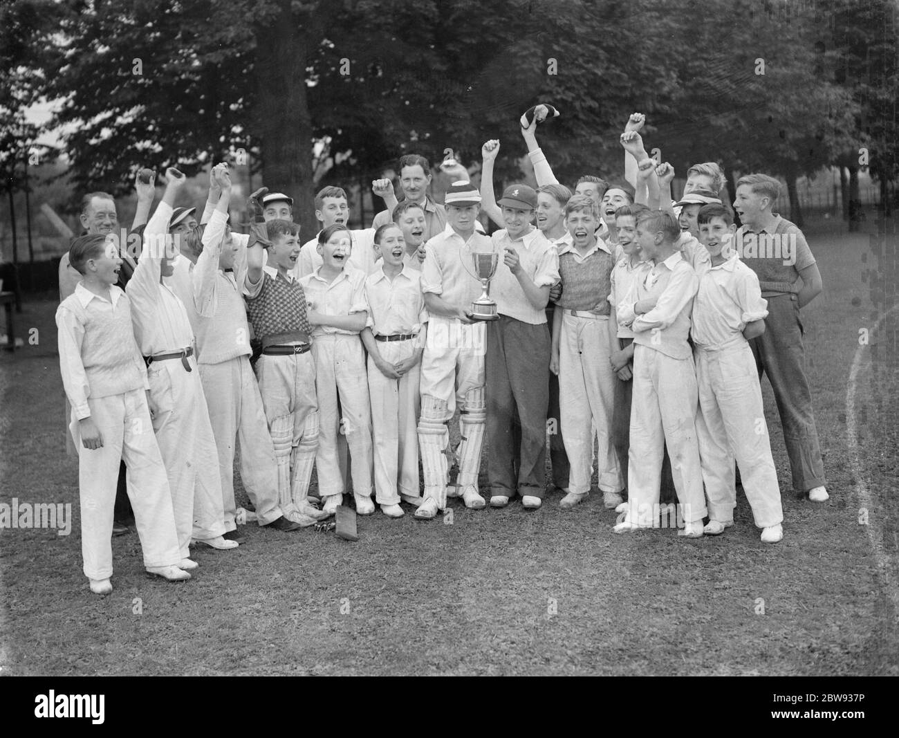 Jeunes joueurs de cricket à Lewisham , Londres . 1939 . Banque D'Images