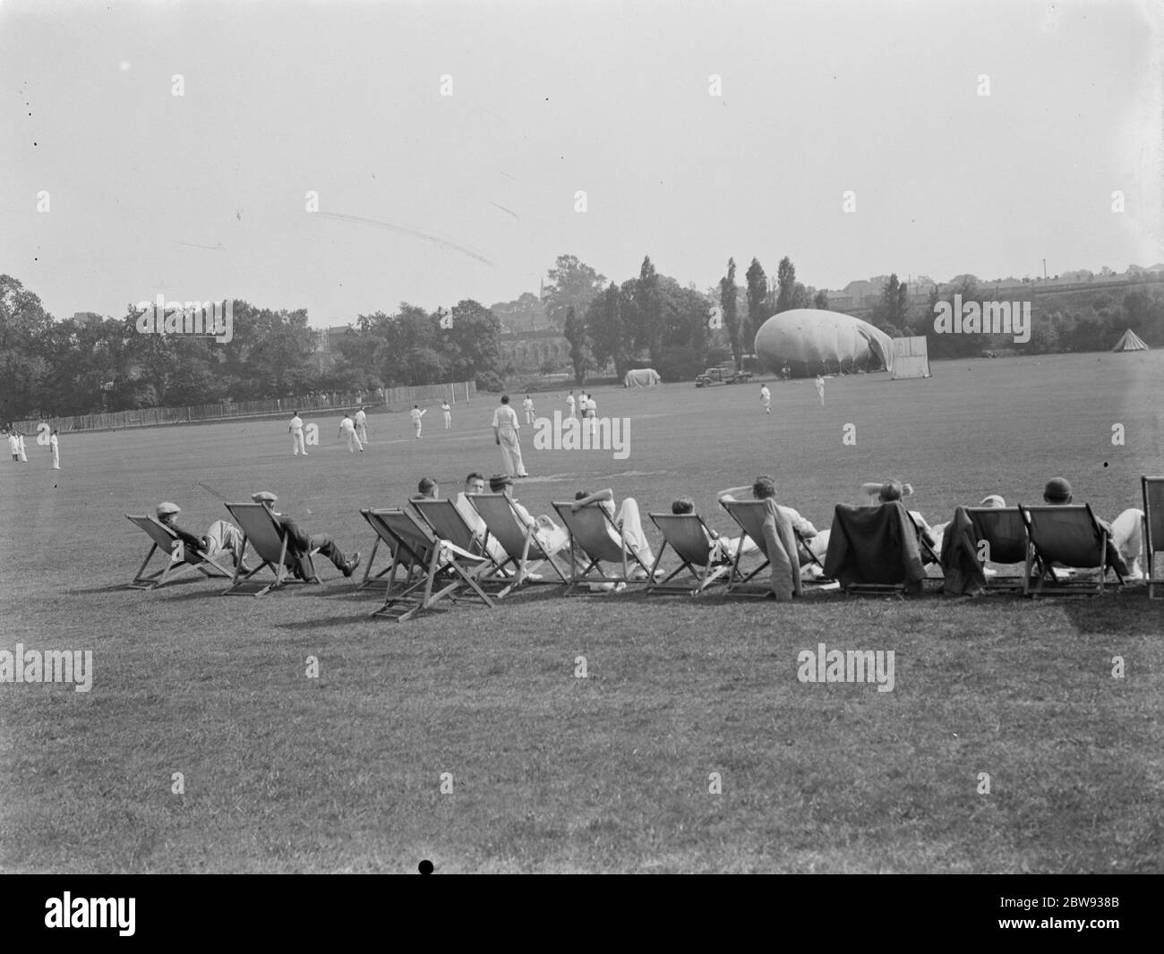 Cricket à Eltham , Kent . Un ballon de barrage peut être vu en arrière-plan . 1939 . Banque D'Images