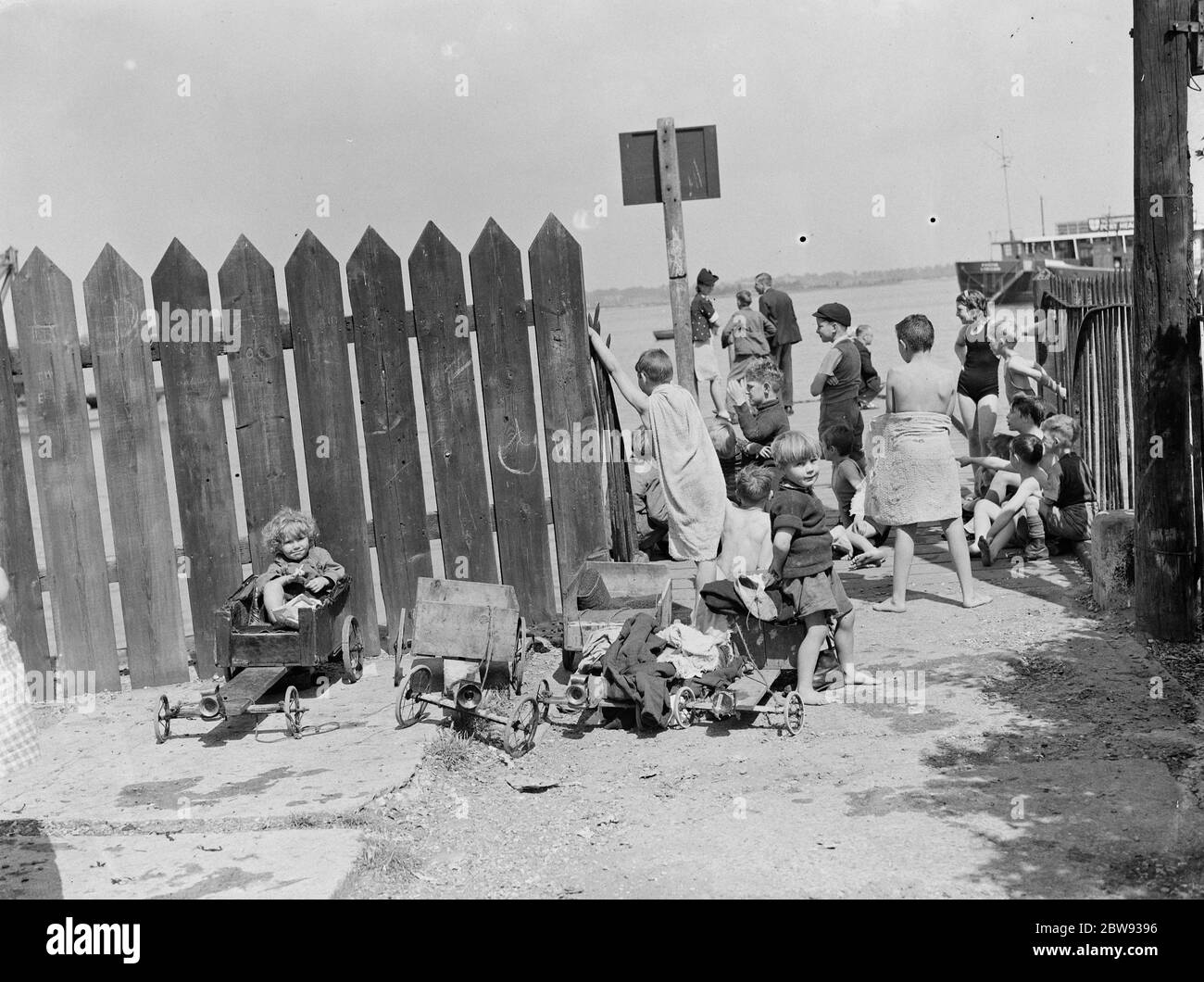 Les enfants sont venus au bord de la rivière sur l'estuaire de la Tamise à Gravesend , dans le Kent , pour profiter du temps ensoleillé . 1939 . Banque D'Images