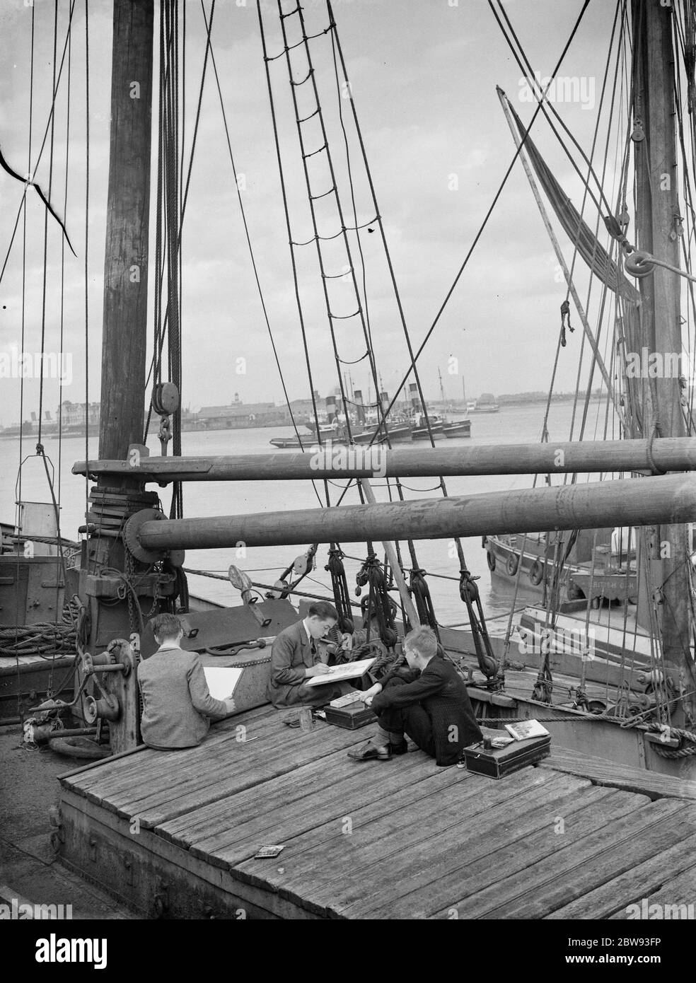 Des élèves de l'école d'art s'assoient sur le pont d'une Barge de la Tamise, en dessinant des images à Gravesend , dans le Kent . 1939 Banque D'Images