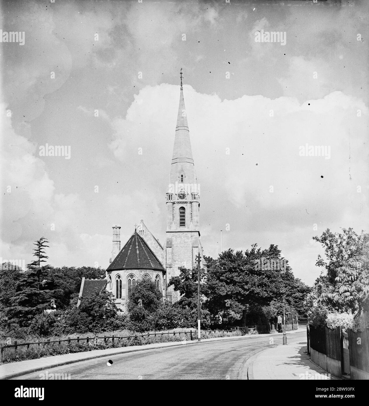 Vue extérieure de l'église évangéliste St John à Bexley , Londres . 1939 Banque D'Images