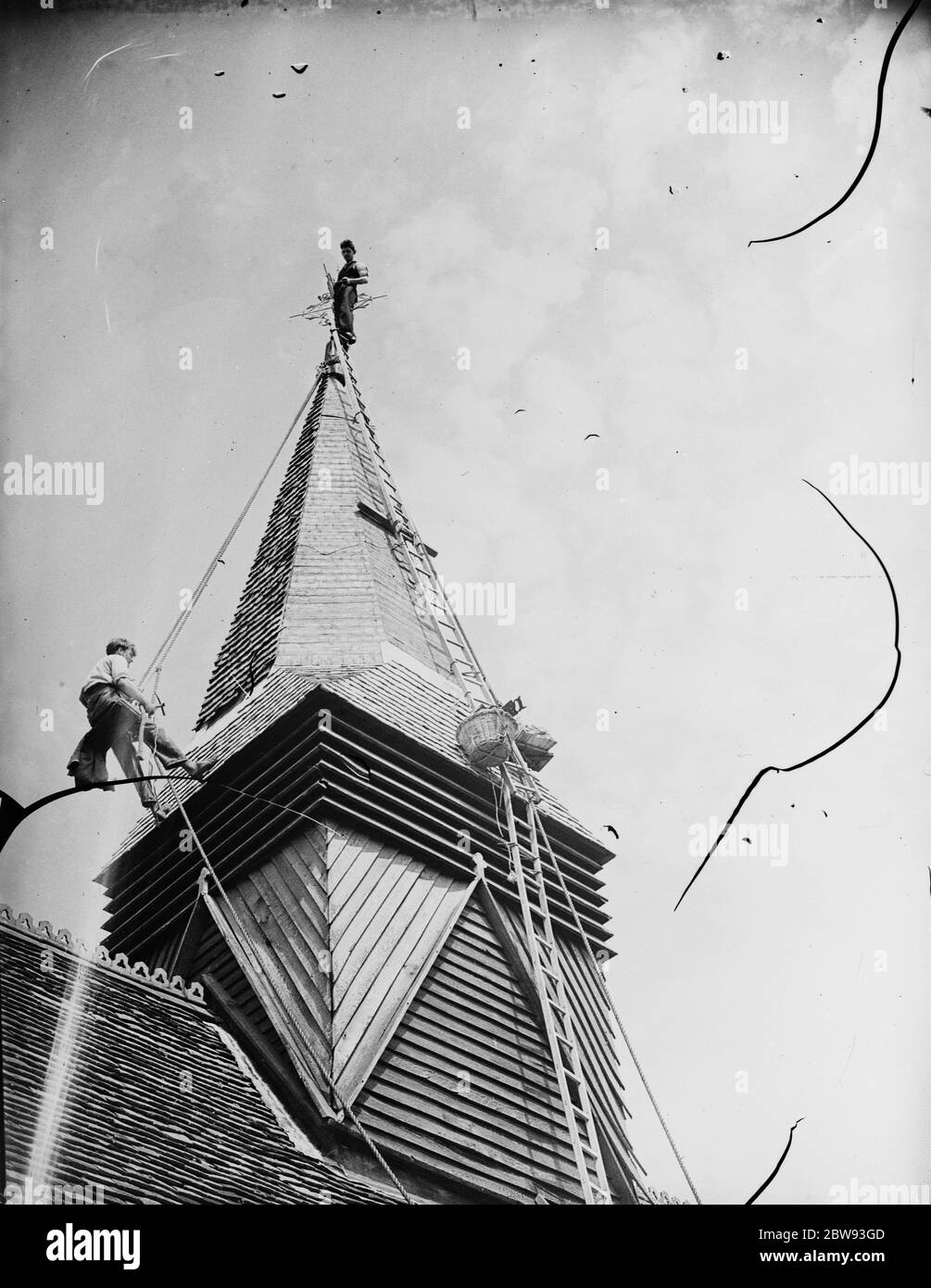 L'église de Footscray vole être re - shingled . 1939 Banque D'Images