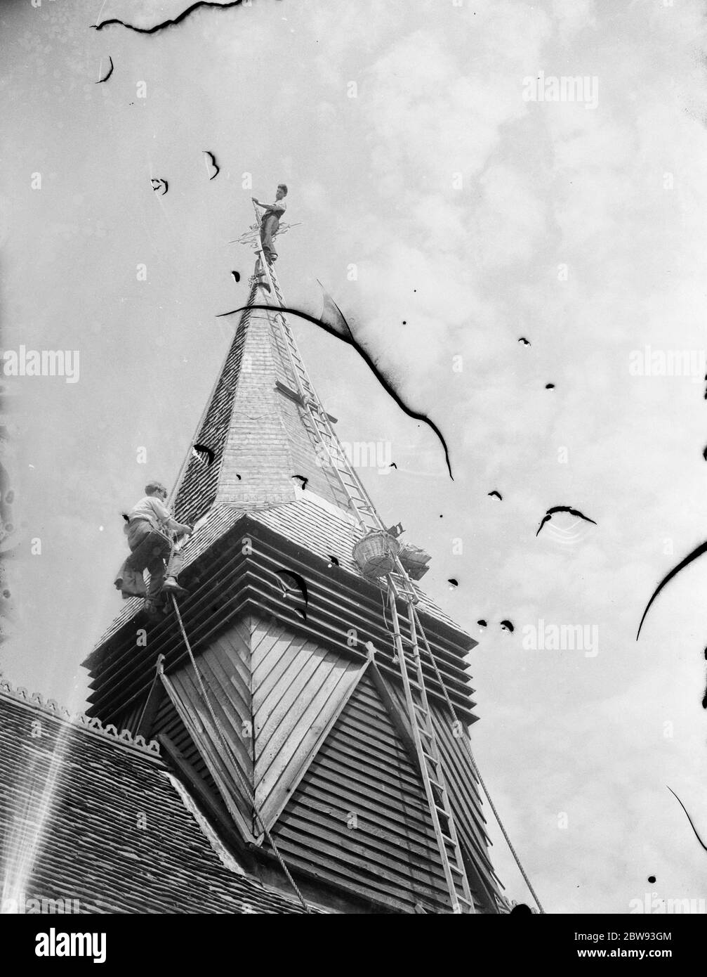 L'église de Footscray vole être re - shingled . 1939 Banque D'Images
