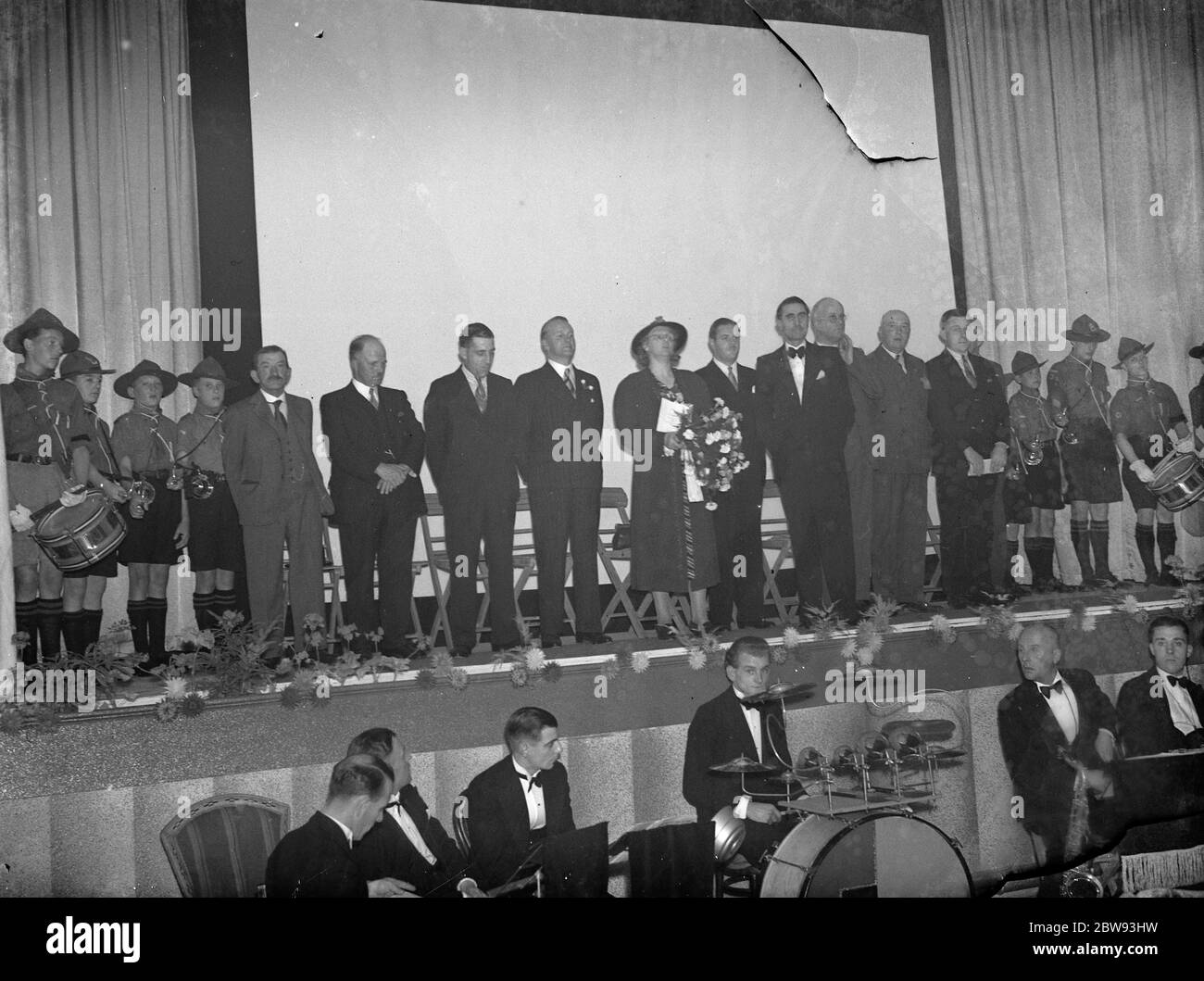 Ouverture du cinéma Wardona à Swanscombe , Kent . Mme Jannie Adamson , députée de Dartford , prononce un discours sur scène . 1939 Banque D'Images