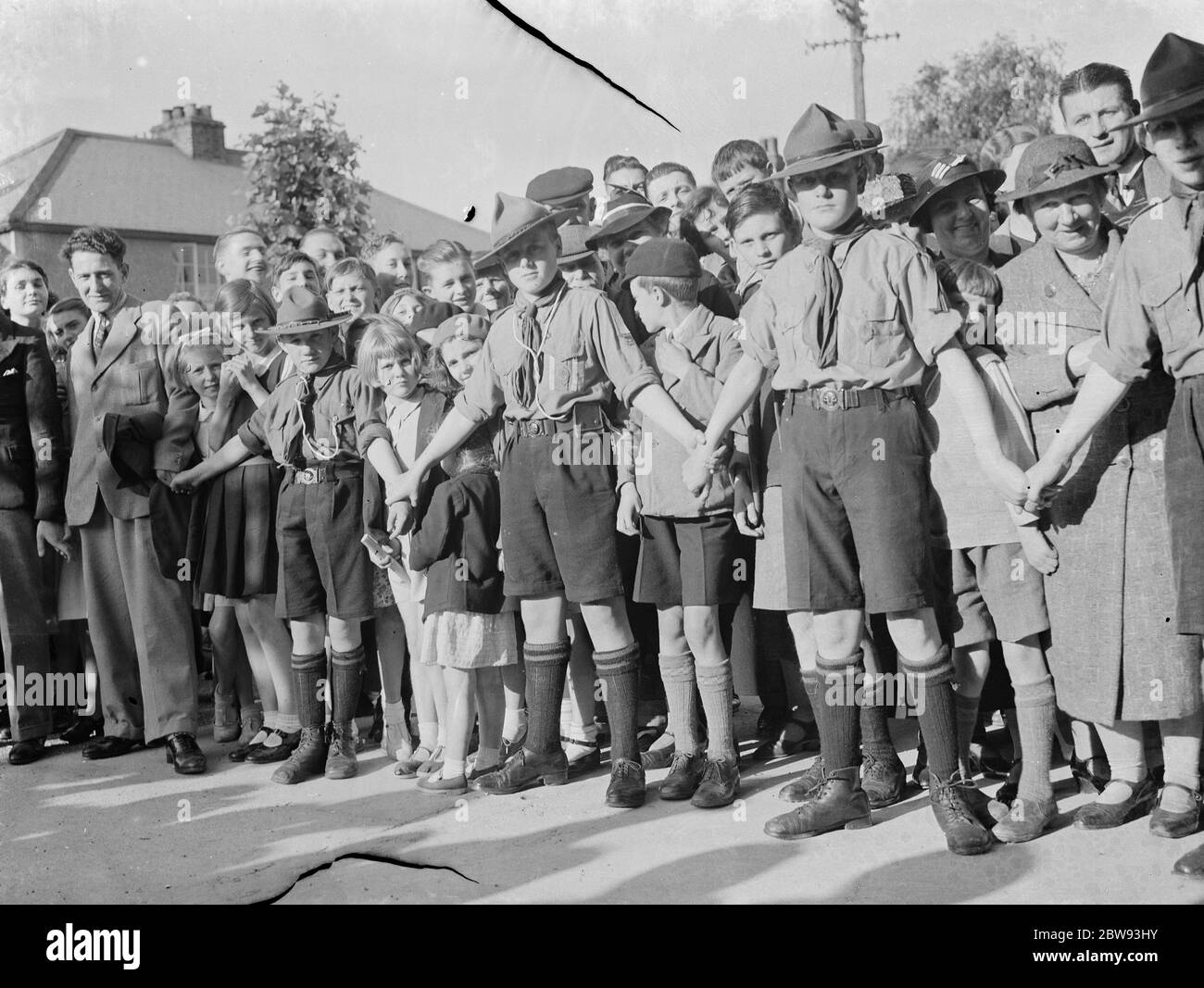 Ouverture du cinéma Wardona à Swanscombe , Kent . Les Scouts relient les mains pour essayer et endiguer la foule enthousiaste . 1939 Banque D'Images