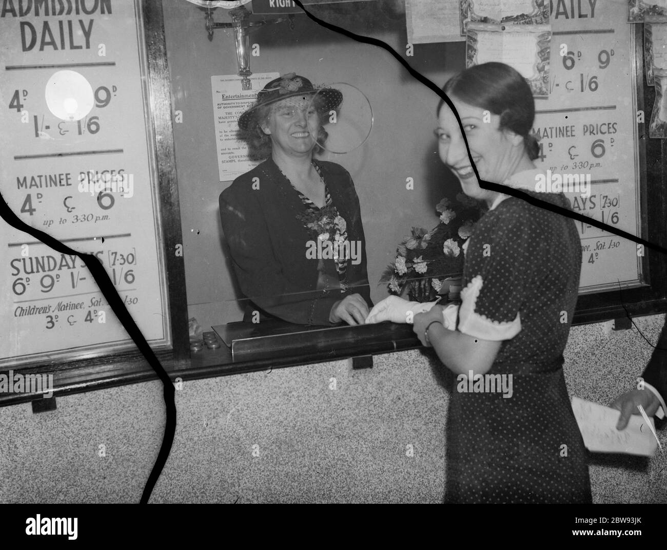 Ouverture du cinéma Wardona à Swanscombe , Kent . Jannie Adamson , le député de Dartford , à la billetterie . 1939 Banque D'Images