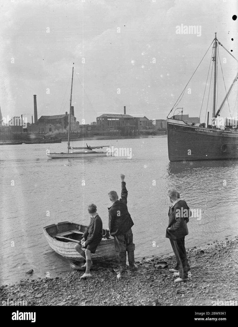 Un peintre letton fait des vagues sur le côté de la rivière depuis le voilier avec lequel il va naviguer de la Grande-Bretagne à l'Amérique . 1939 Banque D'Images