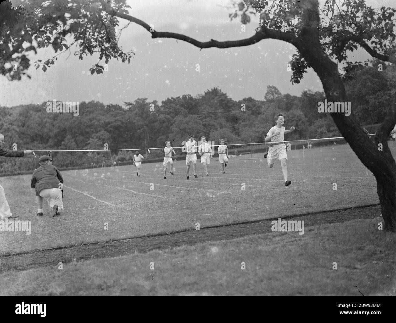 Journée des sports à l'école Pennthorpe dans le Kent . La fin de la course de garçons . 1939 Banque D'Images