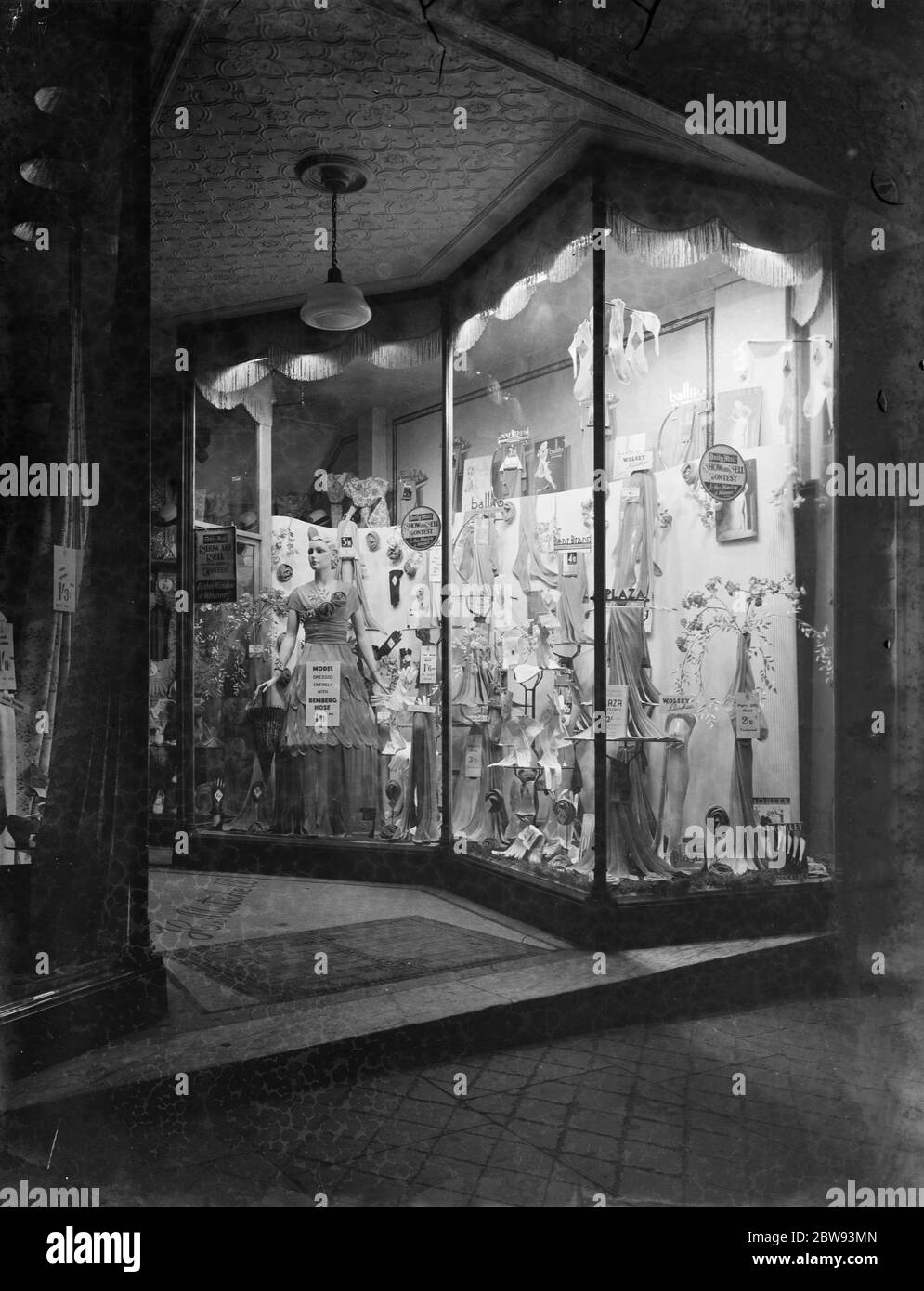 La vitrine d'un magasin Hedley Mitchell à Erith , Londres . Il participe à un concours d'affichage de fenêtre configuré par le Daily Mail . 1939 Banque D'Images