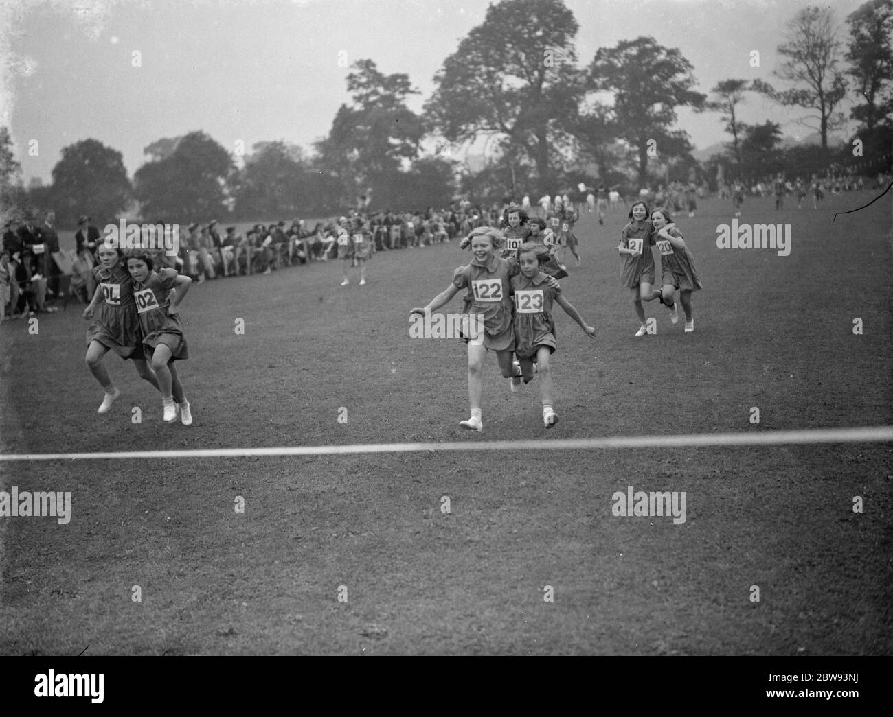 Journée des sports à l'école Hillside à Eltham , Kent . La course à trois pattes . 1939 Banque D'Images