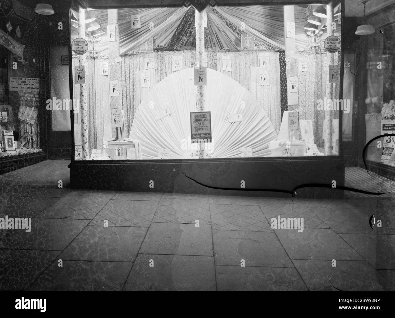 La vitrine d'un magasin Hedley Mitchell à Erith , Londres . Il participe à un concours d'affichage de fenêtre configuré par le Daily Mail . 1939 Banque D'Images La vitrine d'un magasin Hedley Mitchell à Erith , Londres . Il participe à un concours d'affichage de fenêtre configuré par le Daily Mail . 1939 Banque D'Images