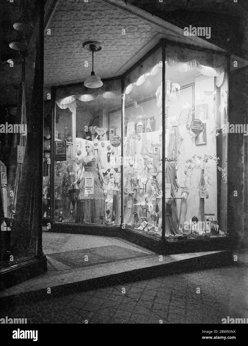 La vitrine d'un magasin Hedley Mitchell à Erith , Londres . Il participe à un concours d'affichage de fenêtre configuré par le Daily Mail . 1939 Banque D'Images La vitrine d'un magasin Hedley Mitchell à Erith , Londres . Il participe à un concours d'affichage de fenêtre configuré par le Daily Mail . 1939 Banque D'Images