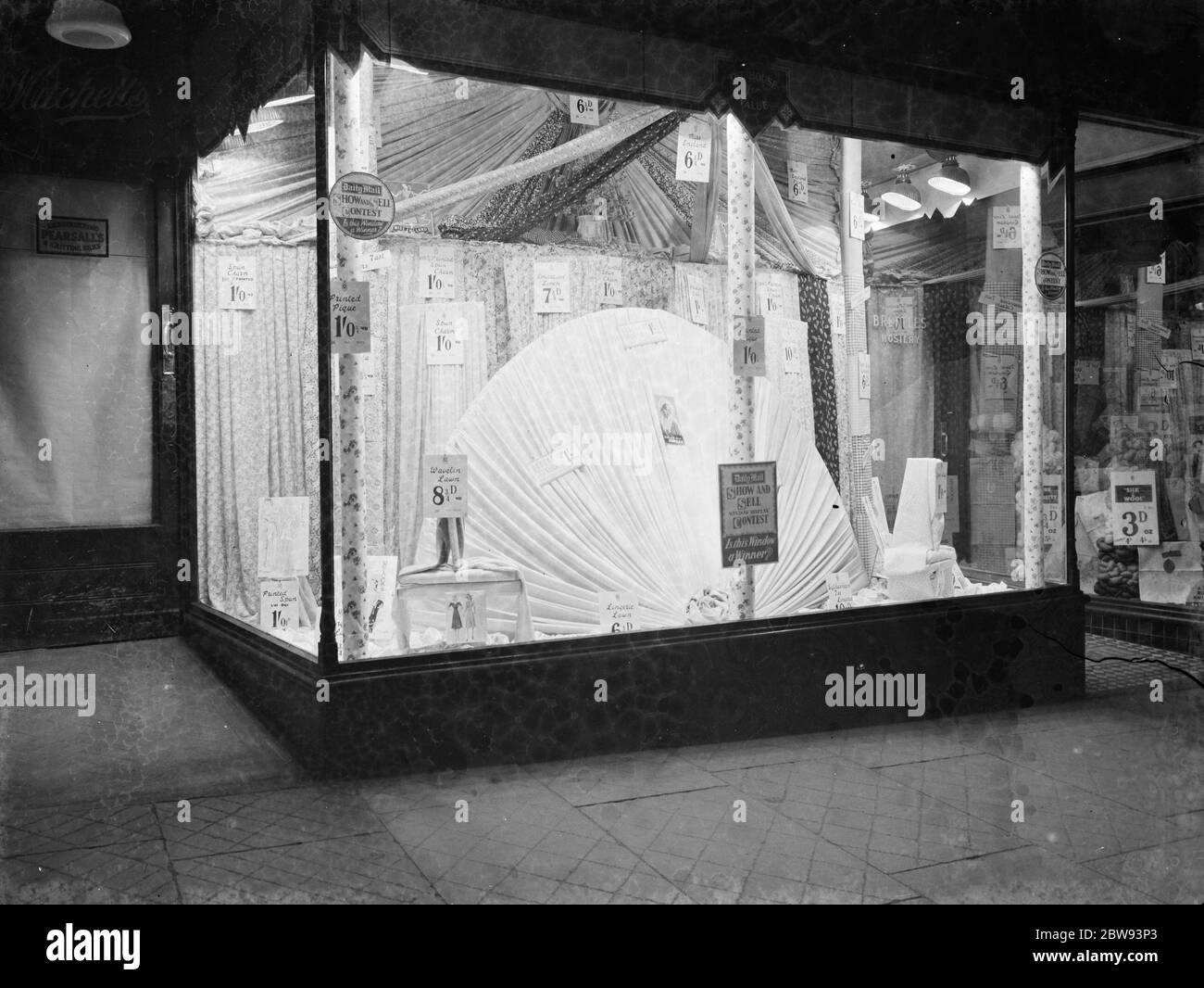 La vitrine d'un magasin Hedley Mitchell à Erith , Londres . Il participe à un concours d'affichage de fenêtre configuré par le Daily Mail . 1939 Banque D'Images La vitrine d'un magasin Hedley Mitchell à Erith , Londres . Il participe à un concours d'affichage de fenêtre configuré par le Daily Mail . 1939 Banque D'Images