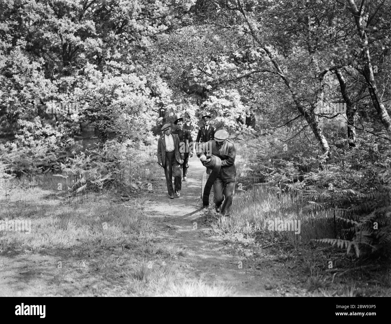 Des pompiers tentent de mettre un feu sur Chislehurst Common , Kent . 1939 Banque D'Images