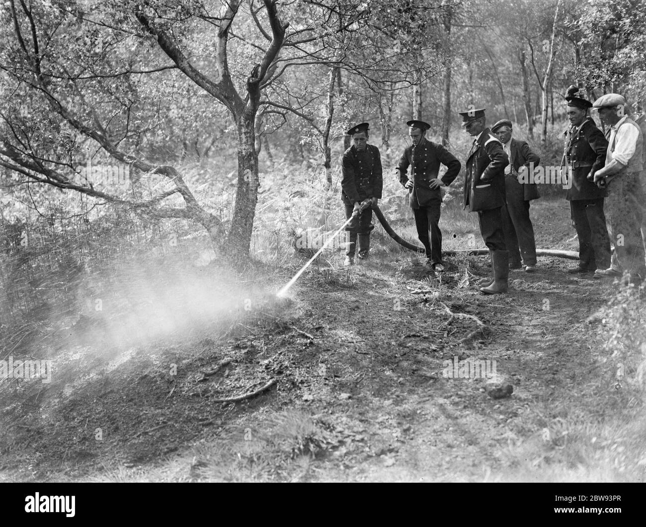Des pompiers tentent de mettre un feu sur Chislehurst Common , Kent . 1939 Banque D'Images