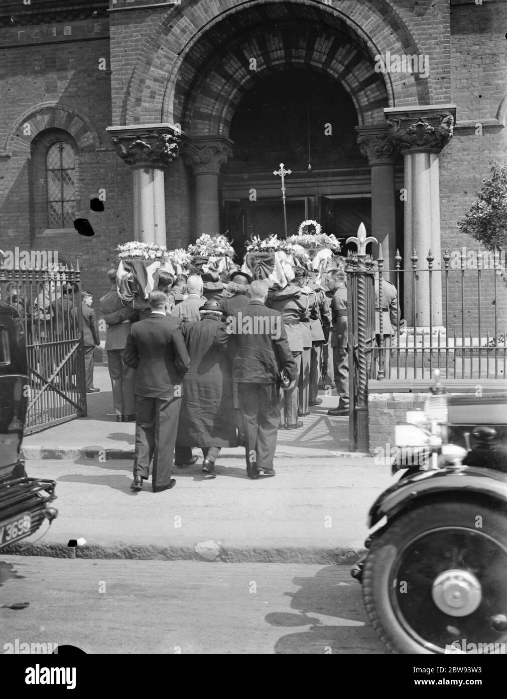 Un cortège funéraire militaire à Woolwich , Londres . Les porteurs de la paall prennent le cercueil dans l'église . 23 mai 1939 Banque D'Images