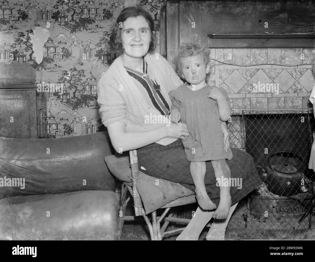 Mme Pope avec sa fille Dorothy Pope , l'enfant perdu qui a été trouvé à la suite d'une fouille policière . La famille est de Northcray , Kent . 1939 Banque D'Images