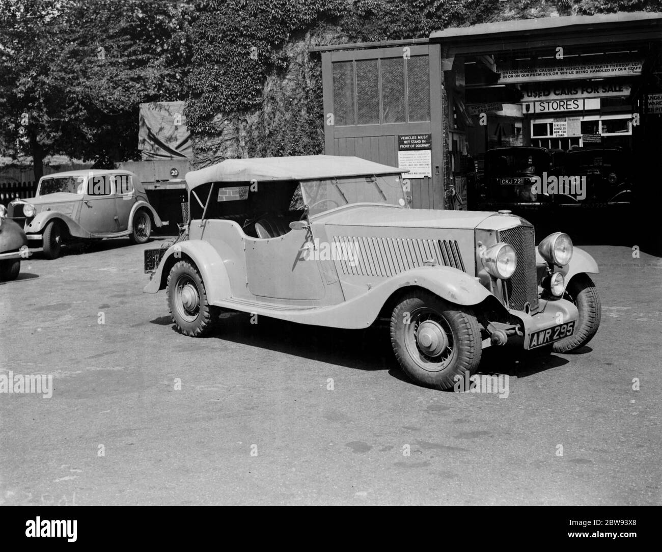 Voitures à l'extérieur du garage Western Motor Works à Chislehurst , Kent . 1939 . Banque D'Images