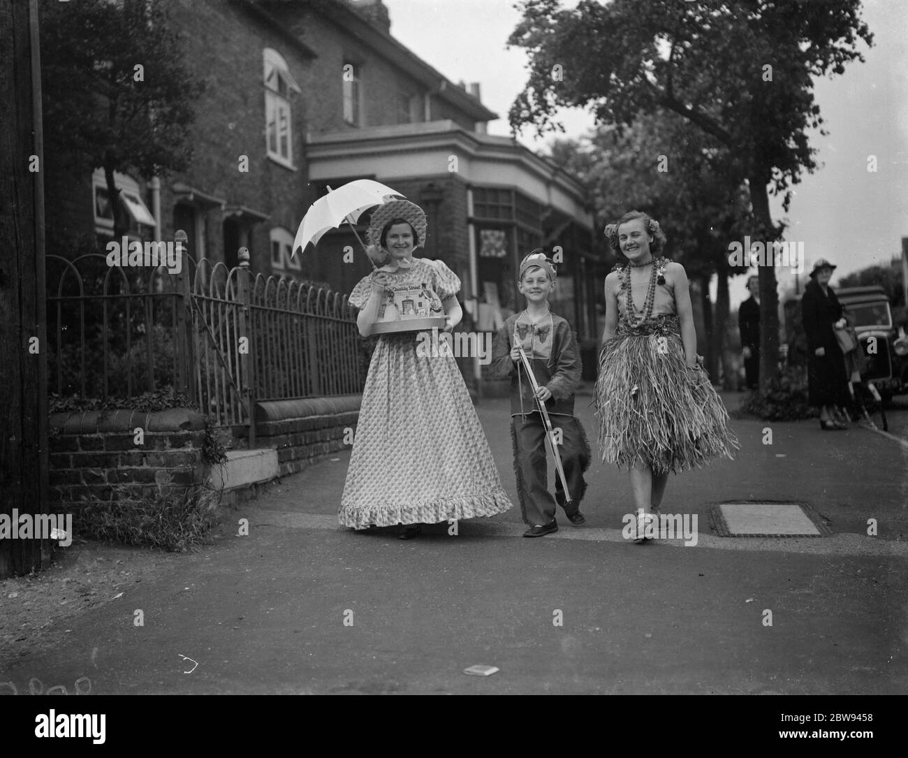 Robe de fantaisie au salon des fleurs de l'Institut des femmes Eynsford . Mlle Lily Laurence , M. Richard Penwarden et Mlle K Martin . 1938 Banque D'Images