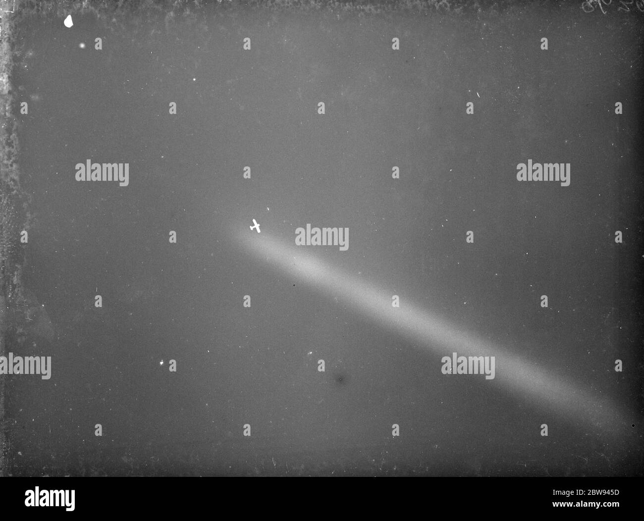 Un exposition anti-avion à Dartford , Kent . Un avion est pris par un projecteur dans la démonstration . 1938 Banque D'Images