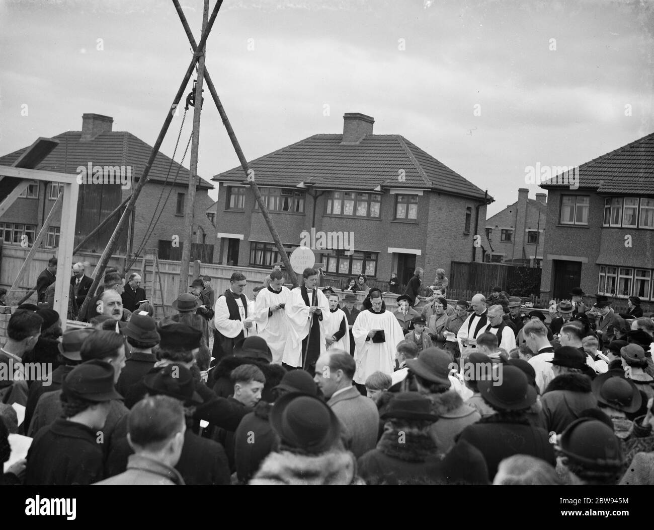 La pose de la cérémonie de fondation en pierre conduite par l'évêque de Kingstone , le révérend F O T Hawkes , pour la nouvelle chapelle de l'école de l'Église d'Angleterre à East Wickham , Bexley , Londres . 1937 Banque D'Images