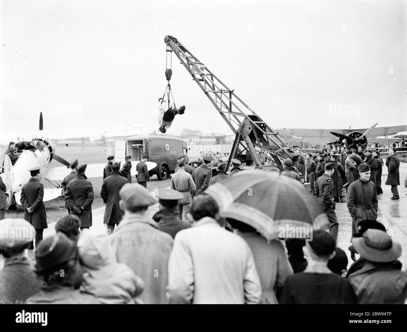 Affichage RAF à Biggin Hill , Londres . Fermier Giles étant hissé par une grue . 1938 Banque D'Images