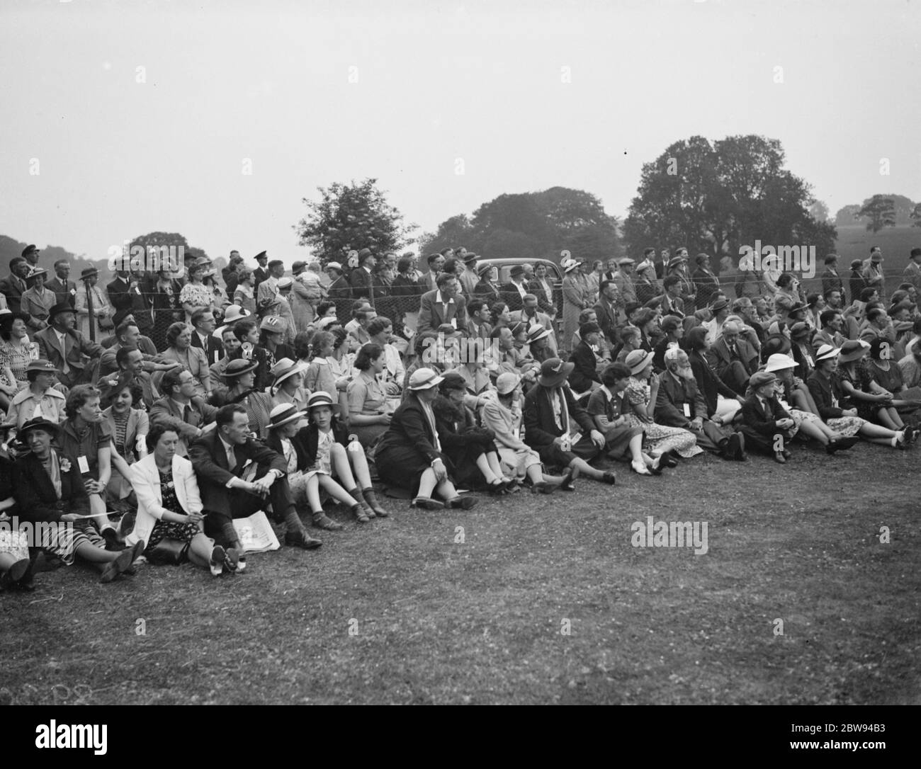 Les gens qui regardent le spectacle de robe d'époque au parc Lullingstone près d'Eynsford , Kent . 1938 . Banque D'Images