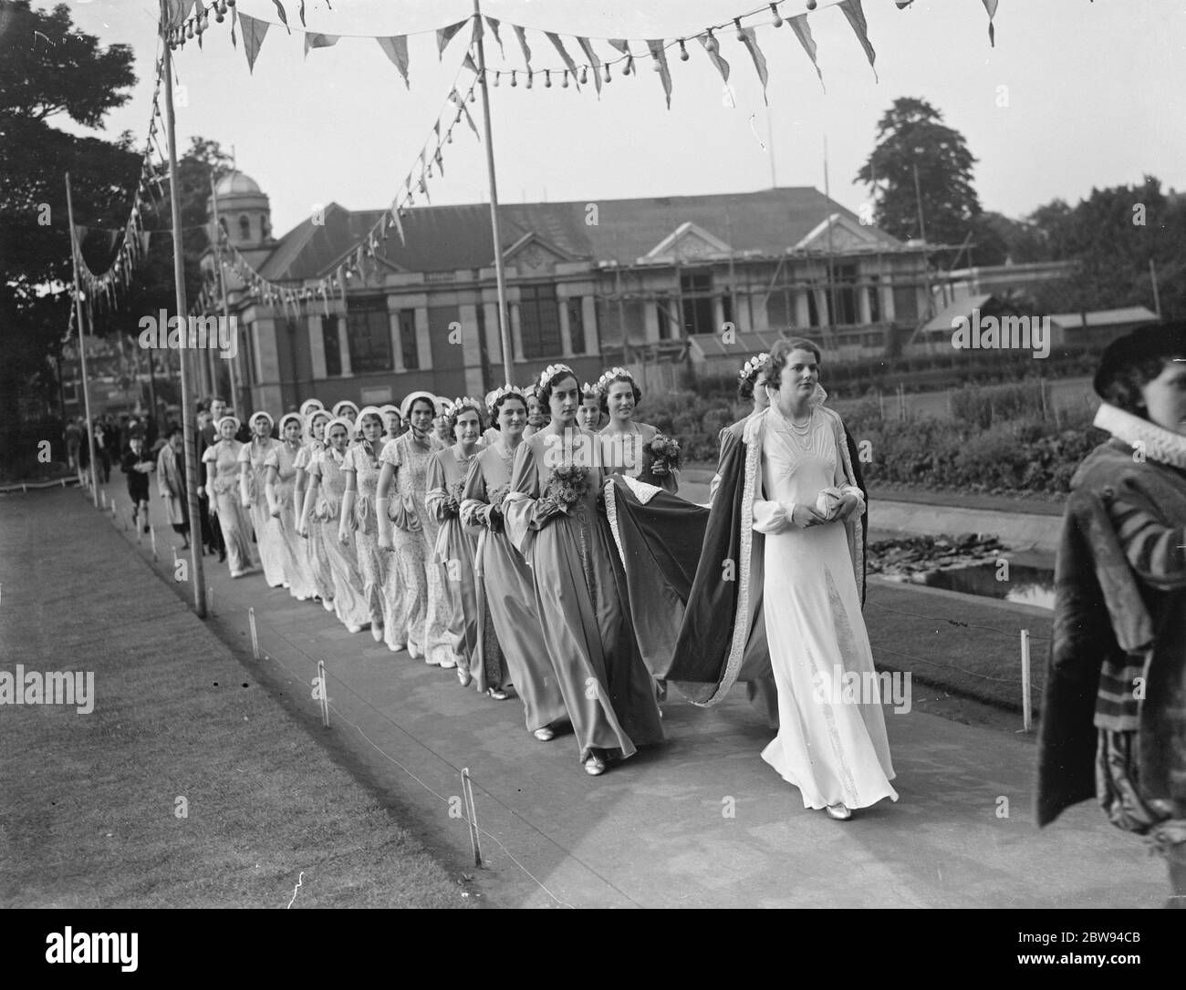 La reine du carnaval de Dartford et ses participants à la procession avant son couronnement . 1937 . Banque D'Images