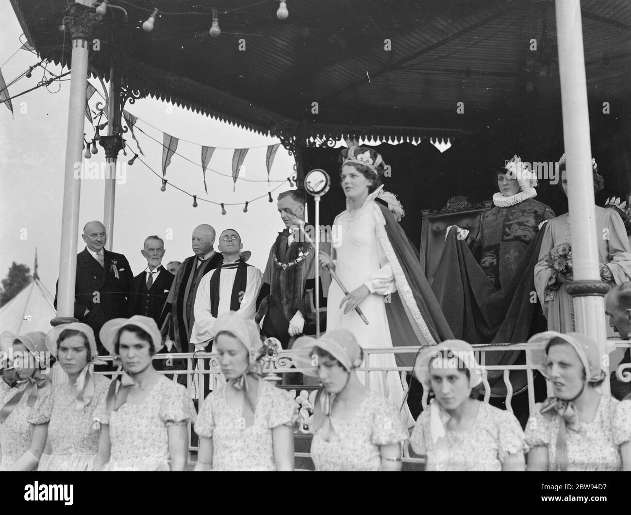 La reine de carnaval de Dartford dans le stand de groupe prononcera un discours à son couronnement . 1937 . Banque D'Images