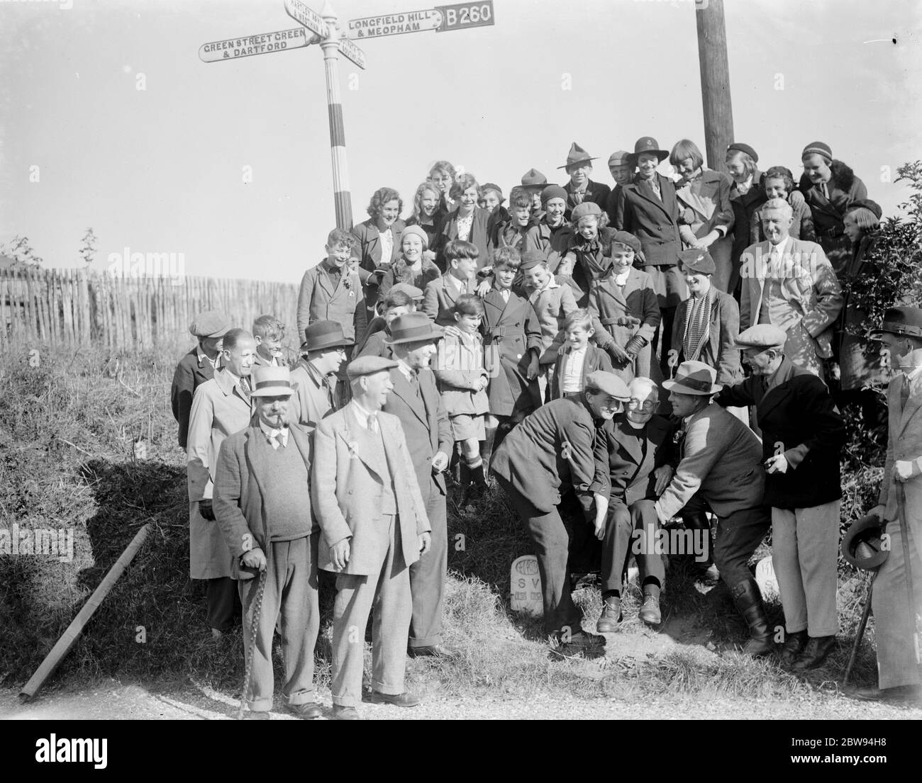 Un recteur reçoit les bosses d'une foule à Longfield , Kent . 1938 Banque D'Images