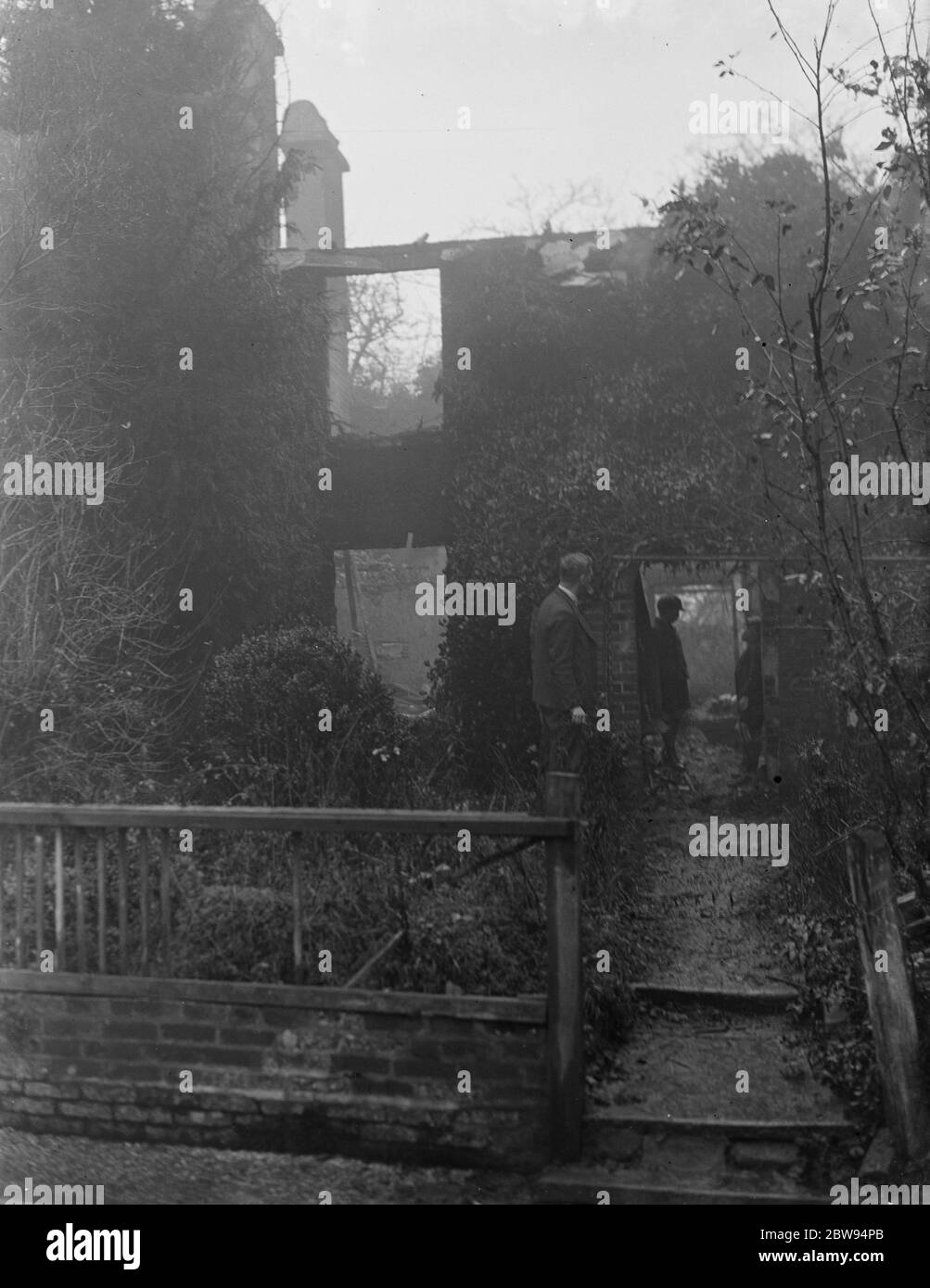Ce qui est laissé derrière après un feu de chalet à Chelsfield , Kent . 1936 Banque D'Images