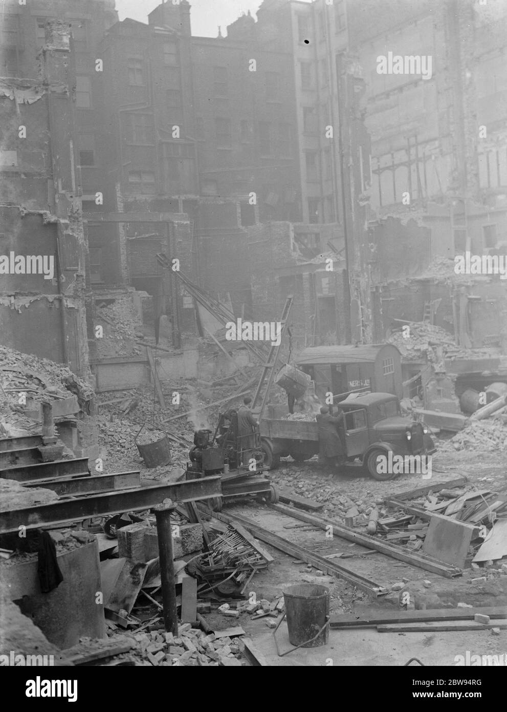 La démolition du théâtre Alhambra dans le quartier ouest de Londres. 1936 Banque D'Images