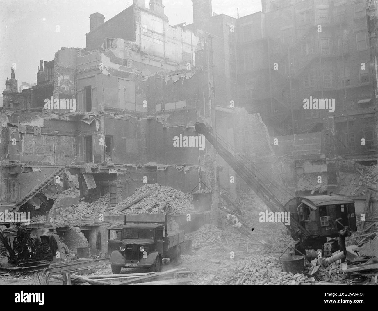La démolition du théâtre Alhambra dans le quartier ouest de Londres. 1936 Banque D'Images