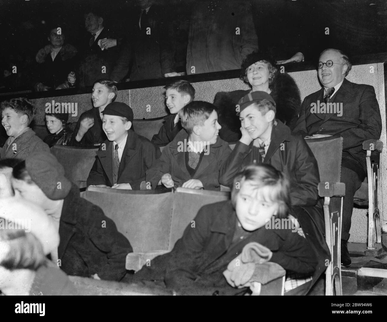 Sir Kingsley et Lady Wood au film des enfants pauvres au Regal Cinema à Sidcup , Kent . 1936 Banque D'Images