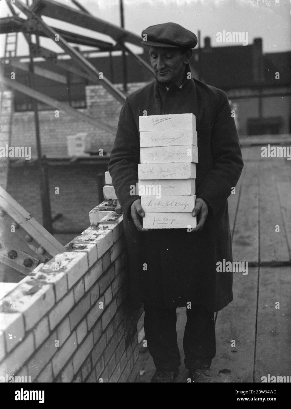 La pose des pierres de fondation à l'église St Barnabas à Eltham , Kent . 1937 Banque D'Images
