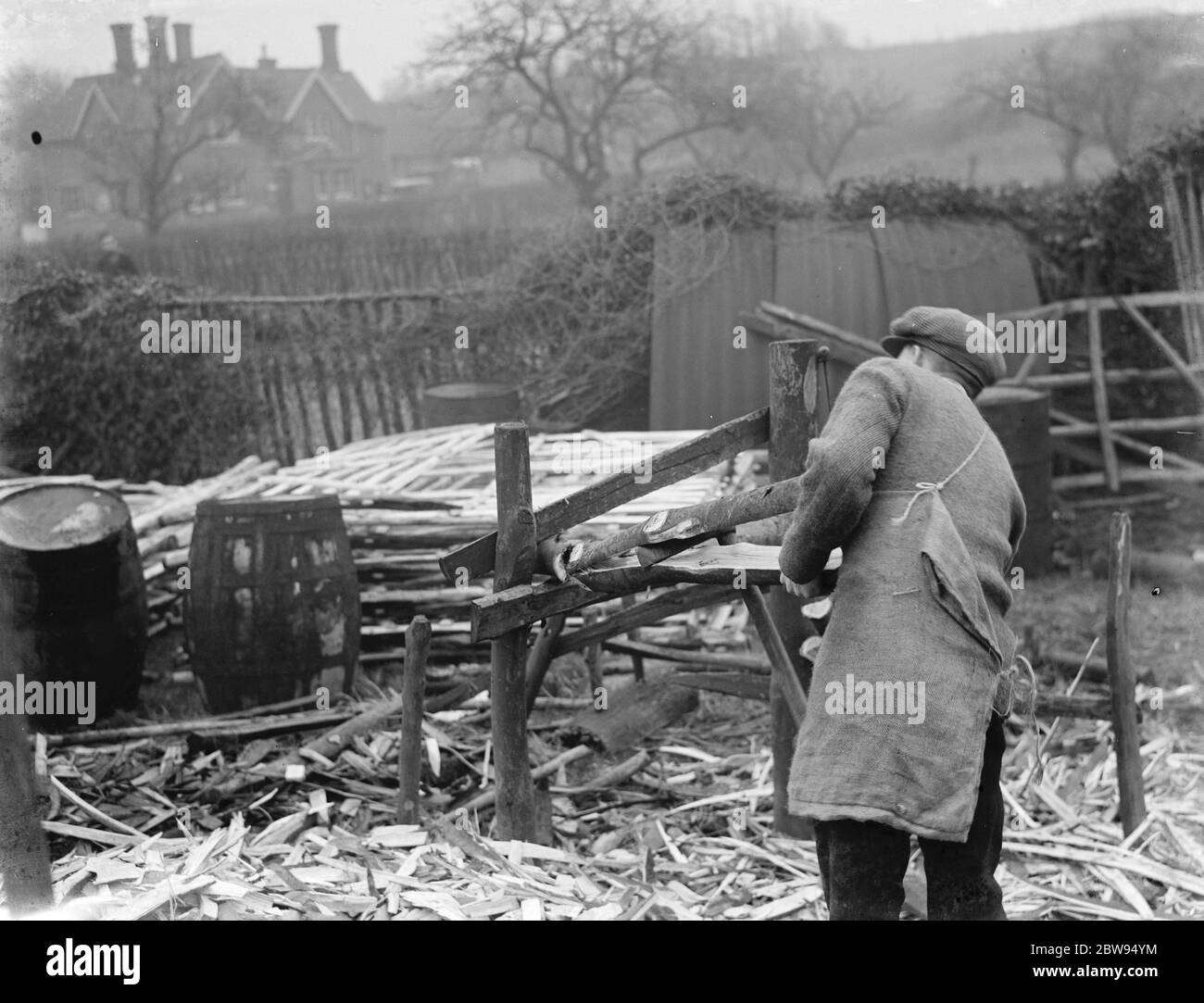 Fabrication de haies à Cuxton , Kent . Fractionnement du bois . 1937 Banque D'Images