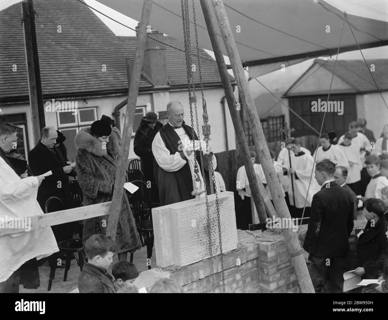 La pose de la pierre de fondation par l'évêque de Rochester à Penhill . 1937 Banque D'Images