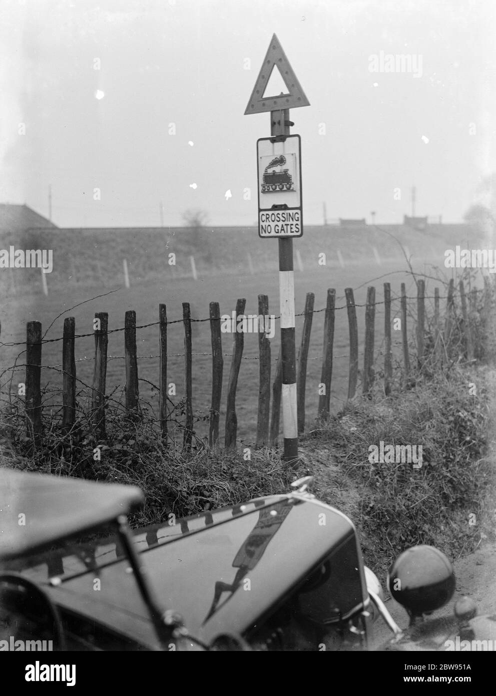 Signe inhabituel à Meopham , Kent , avertissant les conducteurs qu'il n'y a pas de portes au passage à niveau de la voie ferrée . 1937 Banque D'Images