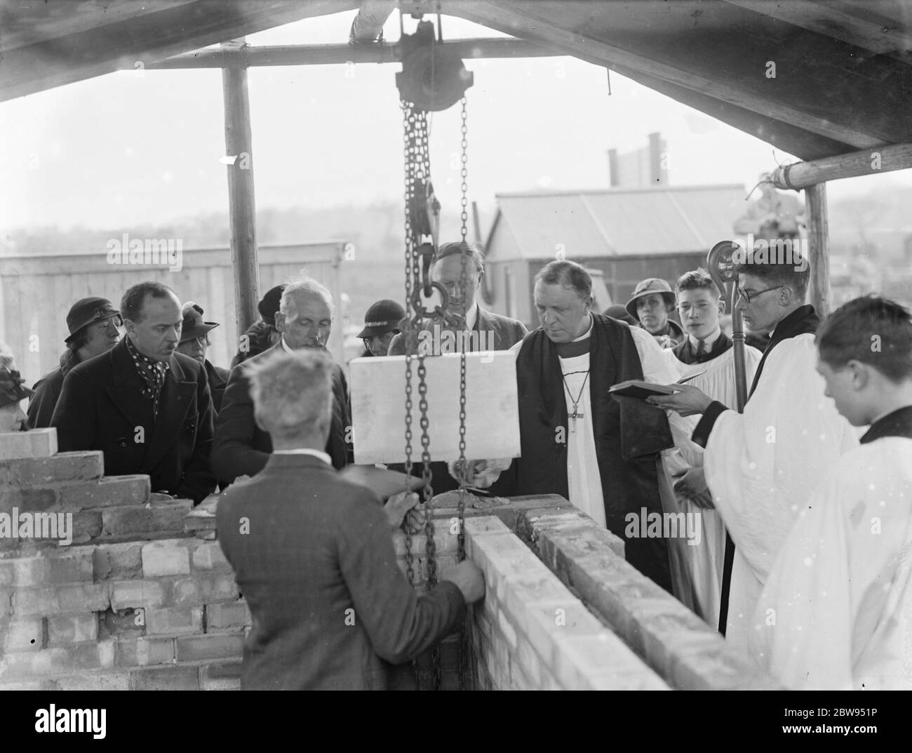 Évêque de Woolwich posant la pierre de fondation à Mottingham , Kent . 1936. Banque D'Images